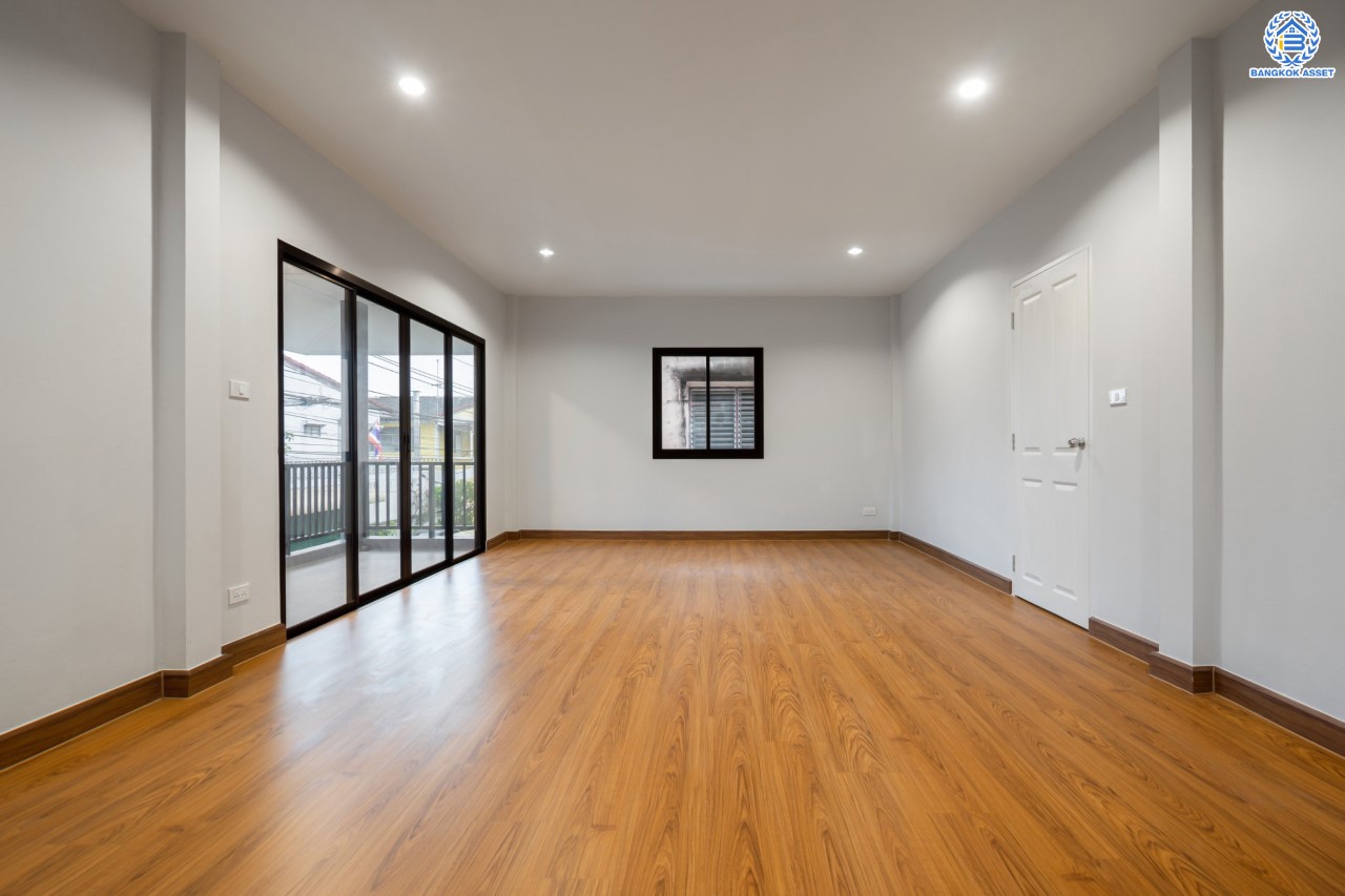 บ้านมือสองตกแต่งใหม่ ม.ดอนเมืองวิลล่า2 เพิ่มสิน บ้านเดี่ยวหลังใหญ่ เนื้อที่ 60 ตร.ว. ฟังก์ชัน 4 ห้องนอน 2 ห้องน้ำ จอดรถได้ 2 คัน บนทำเลเดินทางสะดวก เชื่อมต่อถ.สายไหม, ถ.พหลโยธิน ใกล้รถไฟฟ้าสายสีเขียว "สถานีสะพานใหม่" และทางด่วน "ฉลองรัช" รายล้อมด้วยสิ่งอำนวยความสะดวกครบครัน